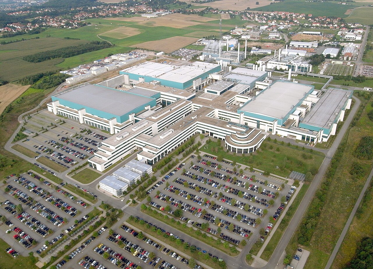 Commerce Moves $955M of GlobalFoundries CHIPS Award Into Photonics and Advanced Packaging