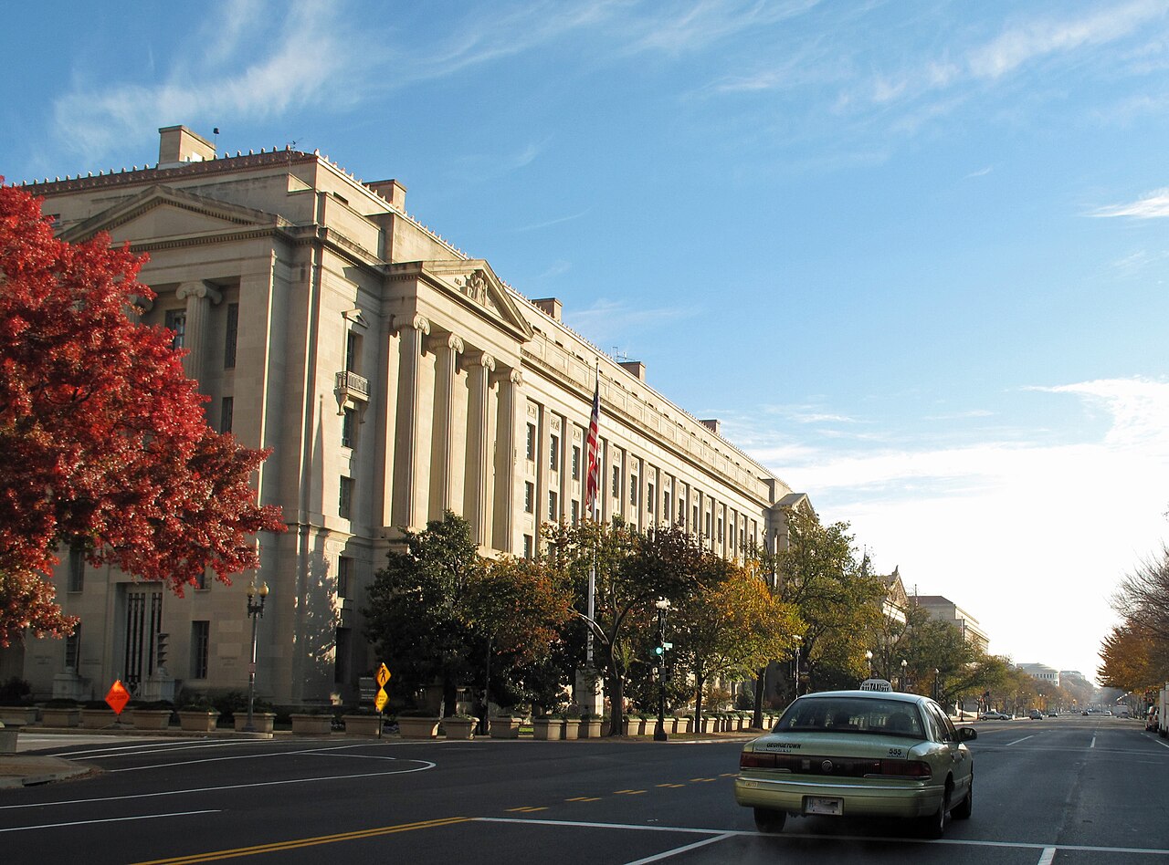 $194M Fraud Plea: Ex-CIA Officer Admits Using 'Fictitious Government Authorities' to Take Gold and Cash